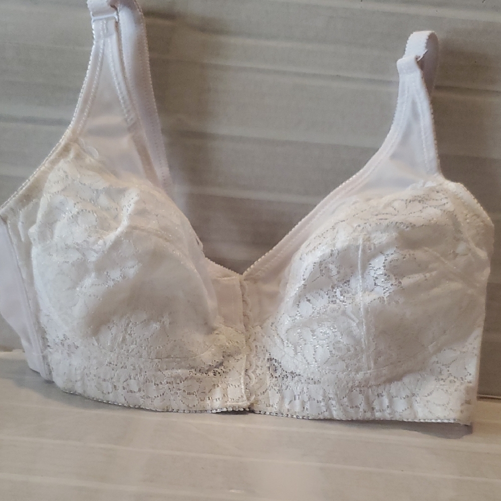DREAM PRODUCTS Wire Free front Closure White Lace Bra Size 34C